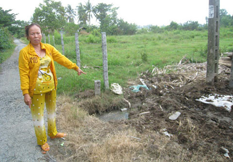 Bà Lý khẳng định con gái bà bị bà Mai nhấn đầu xuống hố phân bò. Bà Lý khẳng định con gái bà bị bà Mai nhấn đầu xuống hố phân bò