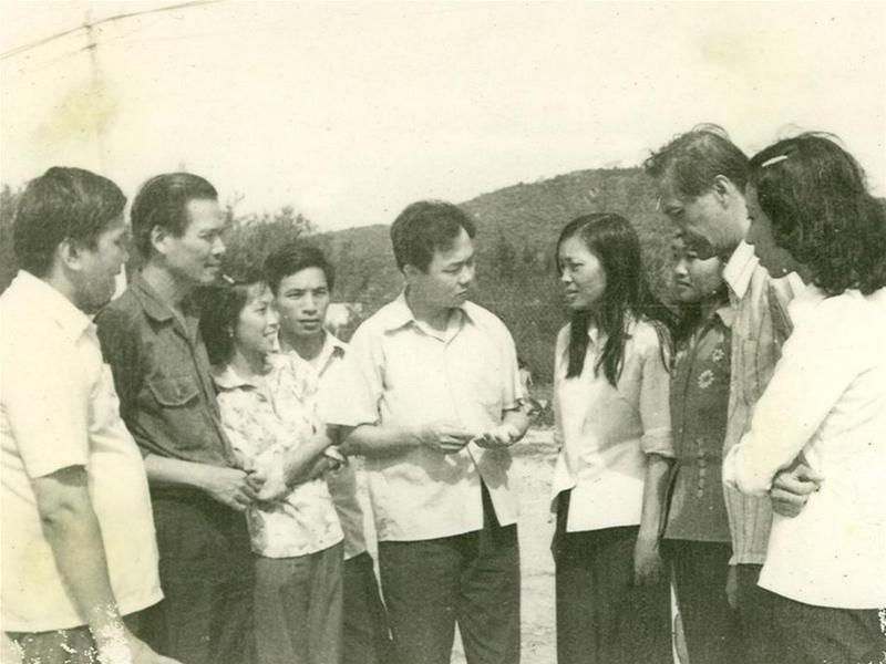 Đồng chí Vũ Mão (giữa) thăm ĐVTN, cán bộ Tỉnh Đoàn Đồng Nai năm 1983 - Ảnh tư liệu