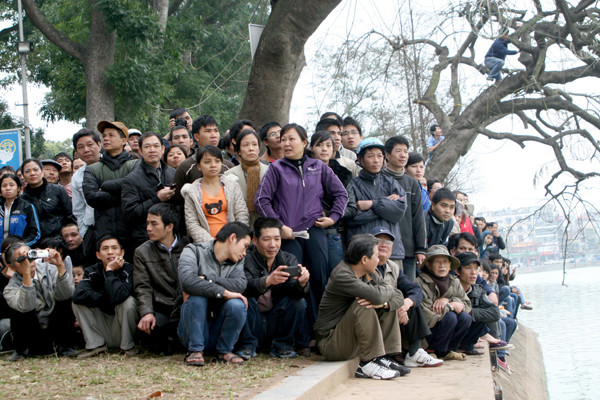 Hàng nghìn người dân ngồi kín quanh hồ Hoàn kiếm xem lai dắt 'Cụ' rùa lên bờ