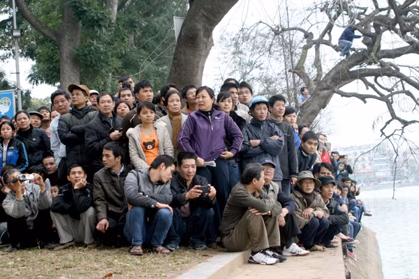 Hàng nghìn người dân ngồi kín quanh hồ Hoàn kiếm xem lai dắt 'Cụ' rùa lên bờ