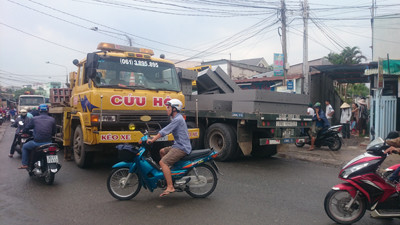 Tài xế thoát chết khi hàng tấn sắt rơi đè bẹp xe tải ảnh 1