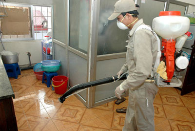 Nguyên tắc phòng ngộ độc khi phun thuốc muỗi mùa hè ảnh 1