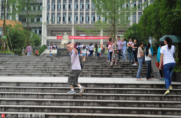 Ông bố 44 tuổi đi thi đại học để động viên con trai ảnh 2