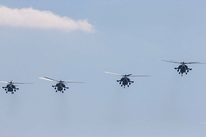 Các phi công của Berkuty luôn phải luyện tập với cường độ cao để không vấp phải sai sót đáng tiếc trong các buổi biểu diễn quan trọng. Bài viết: http://news.zing.vn/Doi-bay-Dai-bang-vang-nhao-lon-ban-phao-tren-bau-troi-post381867.html#detail_discover.samecate Nguồn Zing News 