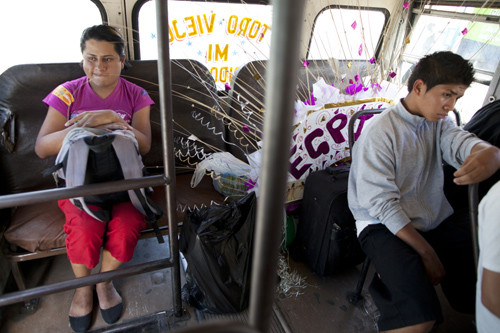 "Cô" mang luôn cả những trang phục và phụ kiện mà mình sẽ mặc trong phần thi tại Miss Night Queen lên xe buýt.