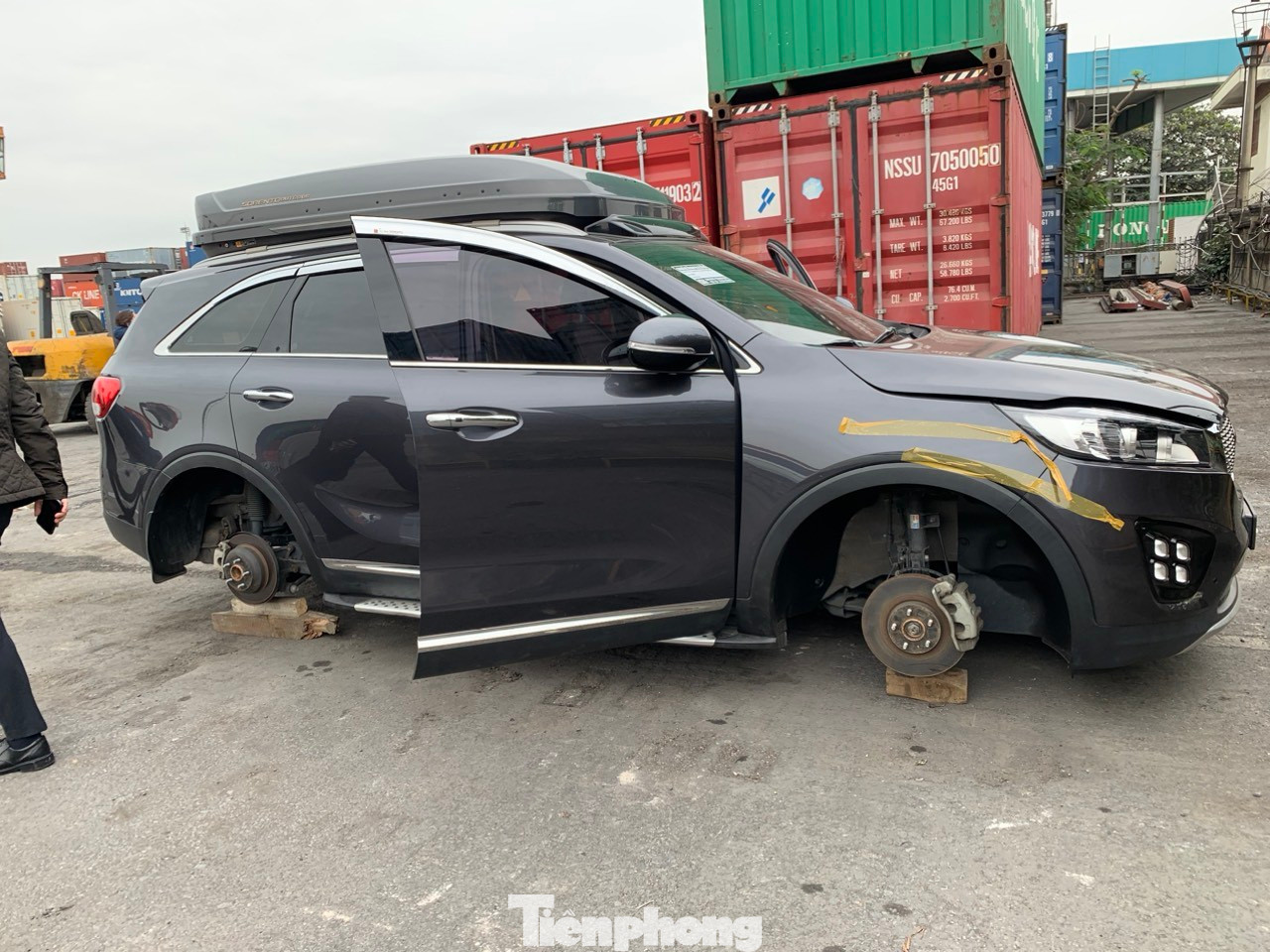 9 chiếc ô tô cũ thuộc danh mục hàng cấm nhập khẩu.