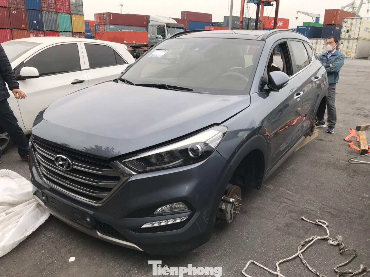 Chiếc ô tô quá cảnh không có giấy phép bị cơ quan chức năng tịch thu.