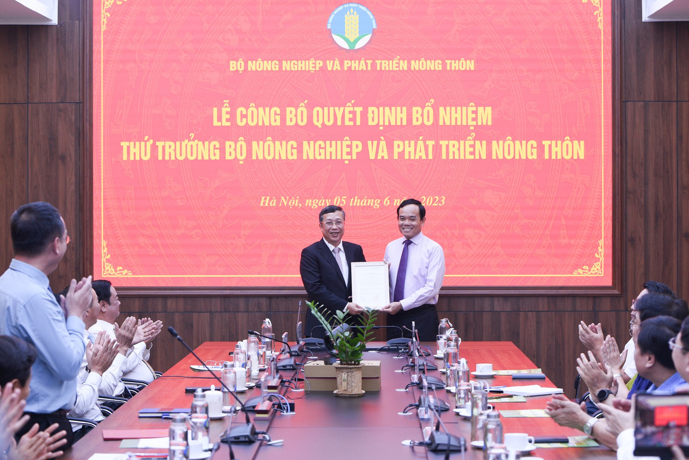 Phó Thủ tướng Trần Lưu Quang trao quyết định bổ nhiệm Thứ trưởng Bộ NN&amp;PTNT cho ông Hoàng Trung.