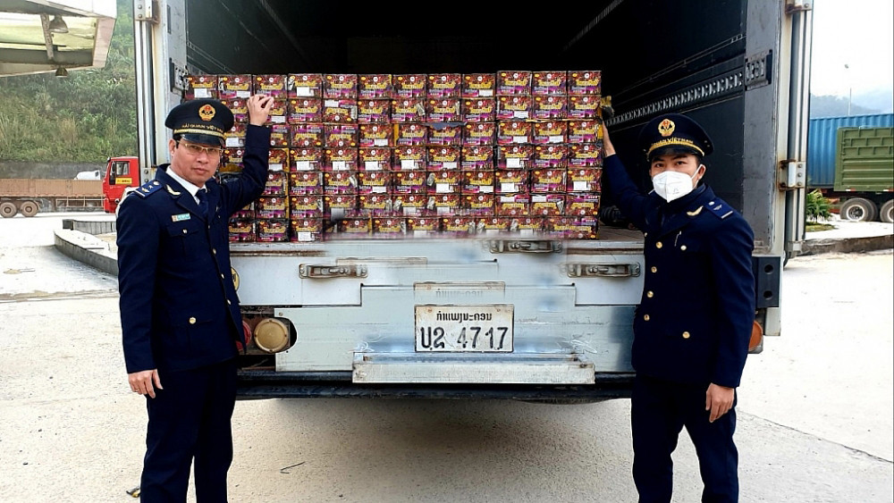 Lô pháo lậu bị cơ quan chức năng phát hiện Lô pháo lậu bị cơ quan chức năng phát hiện