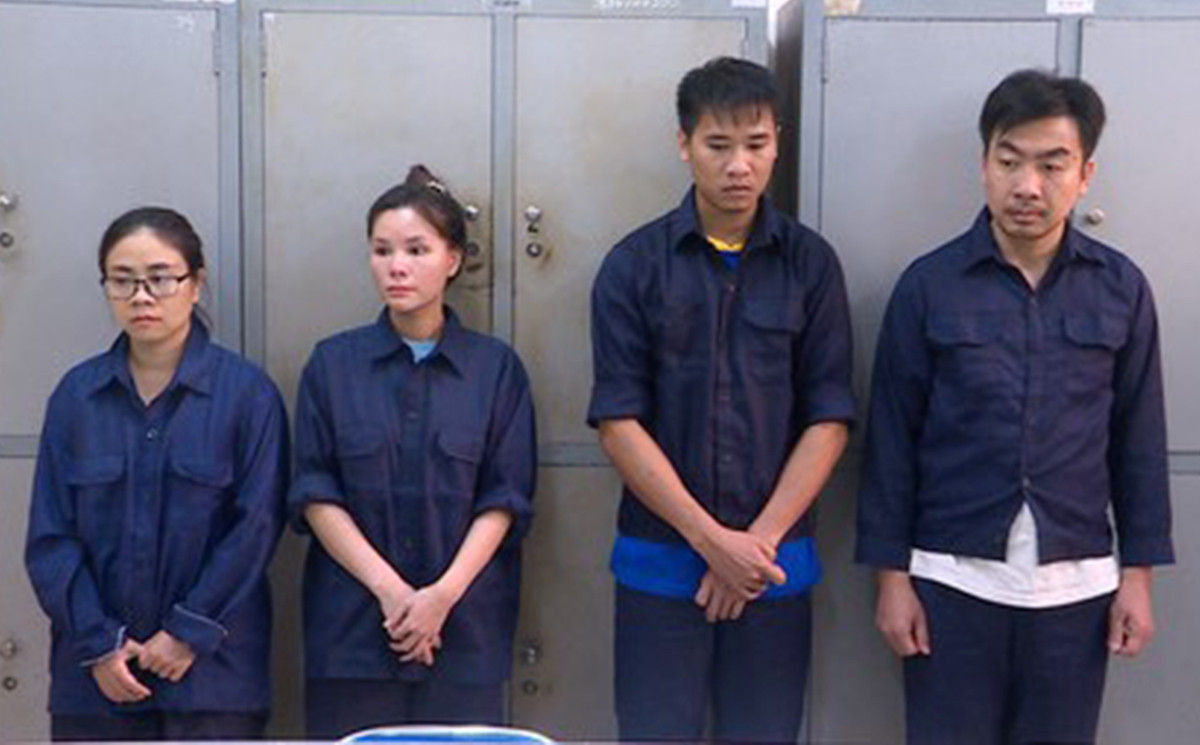 Bốn cán bộ Chi cục Hải quan Chơn Thành tại cơ quan điều tra.