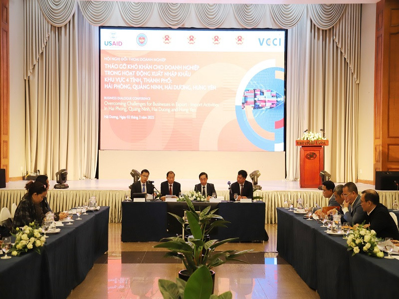 Các đại biểu tham gia thảo luận tại hội nghị.