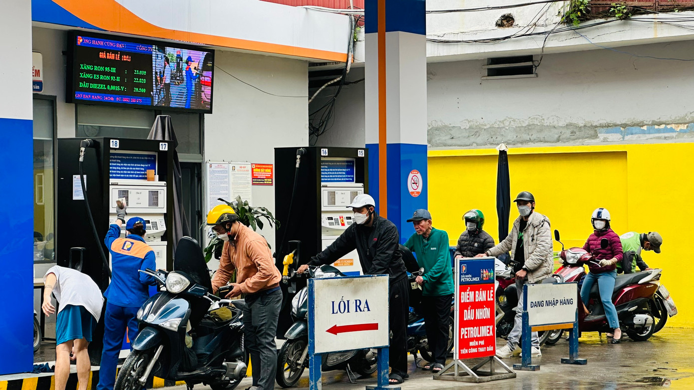 Giá xăng đồng loạt tăng mạnh.