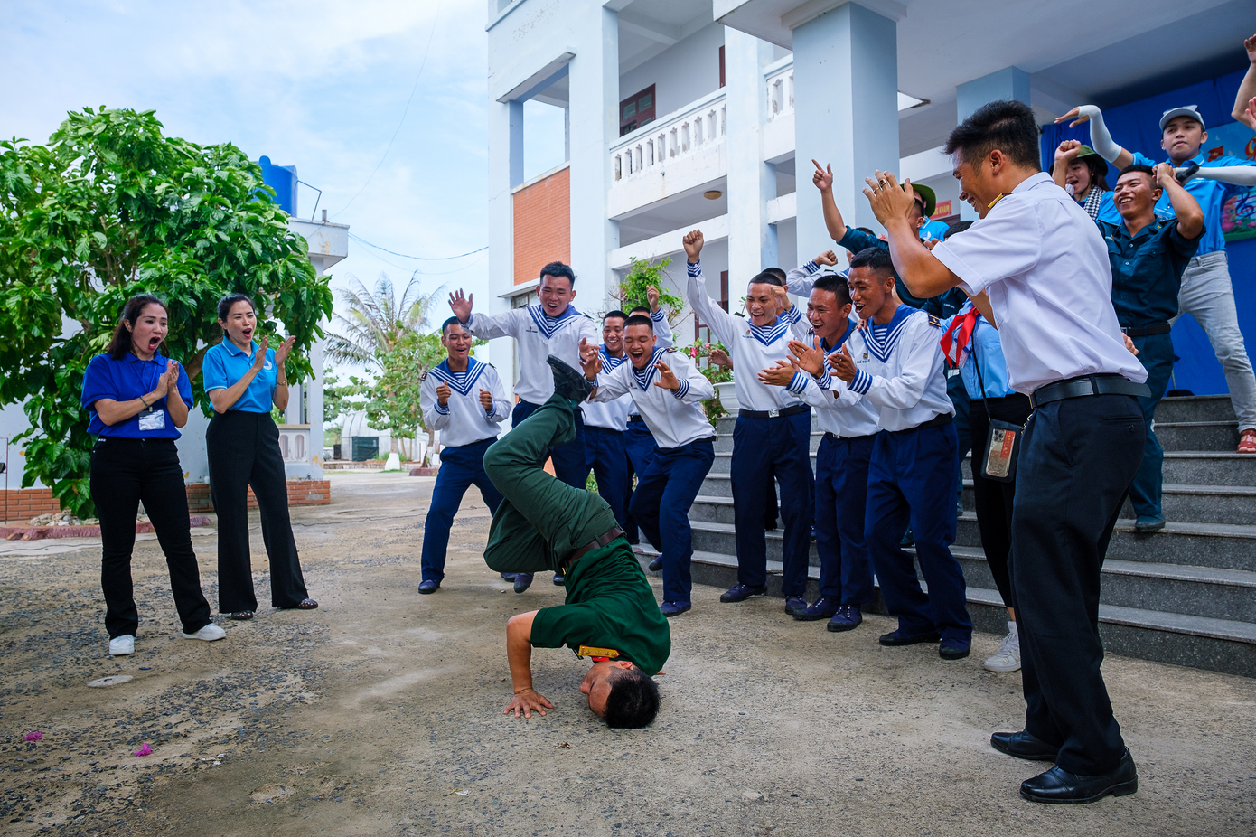 Các chiến sĩ tham gia giao lưu văn nghệ. Ảnh: Thái Hiền. Các chiến sĩ tham gia giao lưu văn nghệ. Ảnh: Thái Hiền.