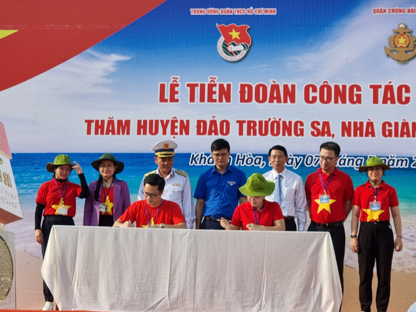 Các đại biểu đại diện cho các Trung đội ký kết giao ước thi đua trên chuyến hành trình