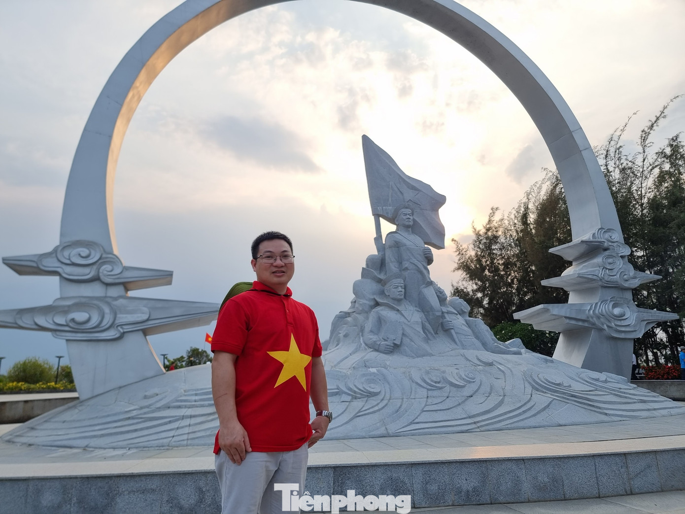 "Tượng đài các chiến sĩ giơ cao ngọn cờ, tựa lưng vào nhau để lại ấn tượng rất mạnh với tôi. Sự hy sinh anh dũng của các chiến sĩ nhắc nhở bản thân tôi phải luôn phấn đấu hơn nữa trong công việc và cuộc sống hiện tại”, anh Hưng nói.