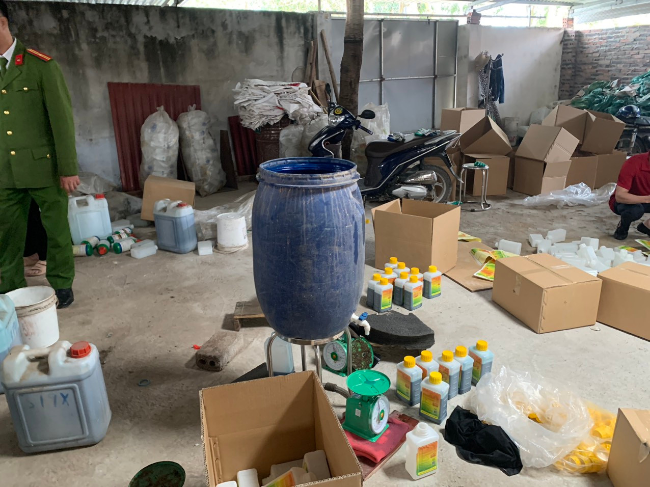 Nhà xưởng sản xuất phân bón, thuốc bảo vệ thực vật giả của Công ty TNHH Thương mại và Dịch vụ tổng hợp Mạnh Đạt vừa bị công an tỉnh Bắc Giang phát hiện. Nhà xưởng sản xuất phân bón, thuốc bảo vệ thực vật giả của Công ty TNHH Thương mại và Dịch vụ tổng hợp Mạnh Đạt vừa bị công an tỉnh Bắc Giang phát hiện.