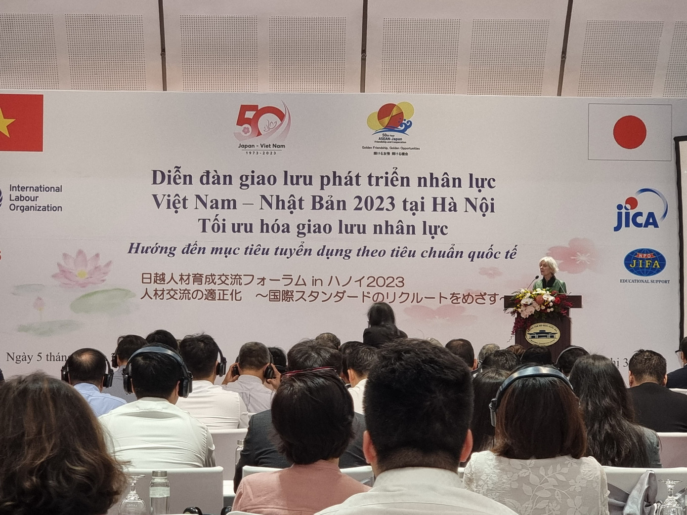 Giám đốc Tổ chức Lao động thế giới (ILO) Việt Nam cho rằng, người lao động Việt Nam đi làm việc tại Nhật đang phải trả mức phí quá cao.