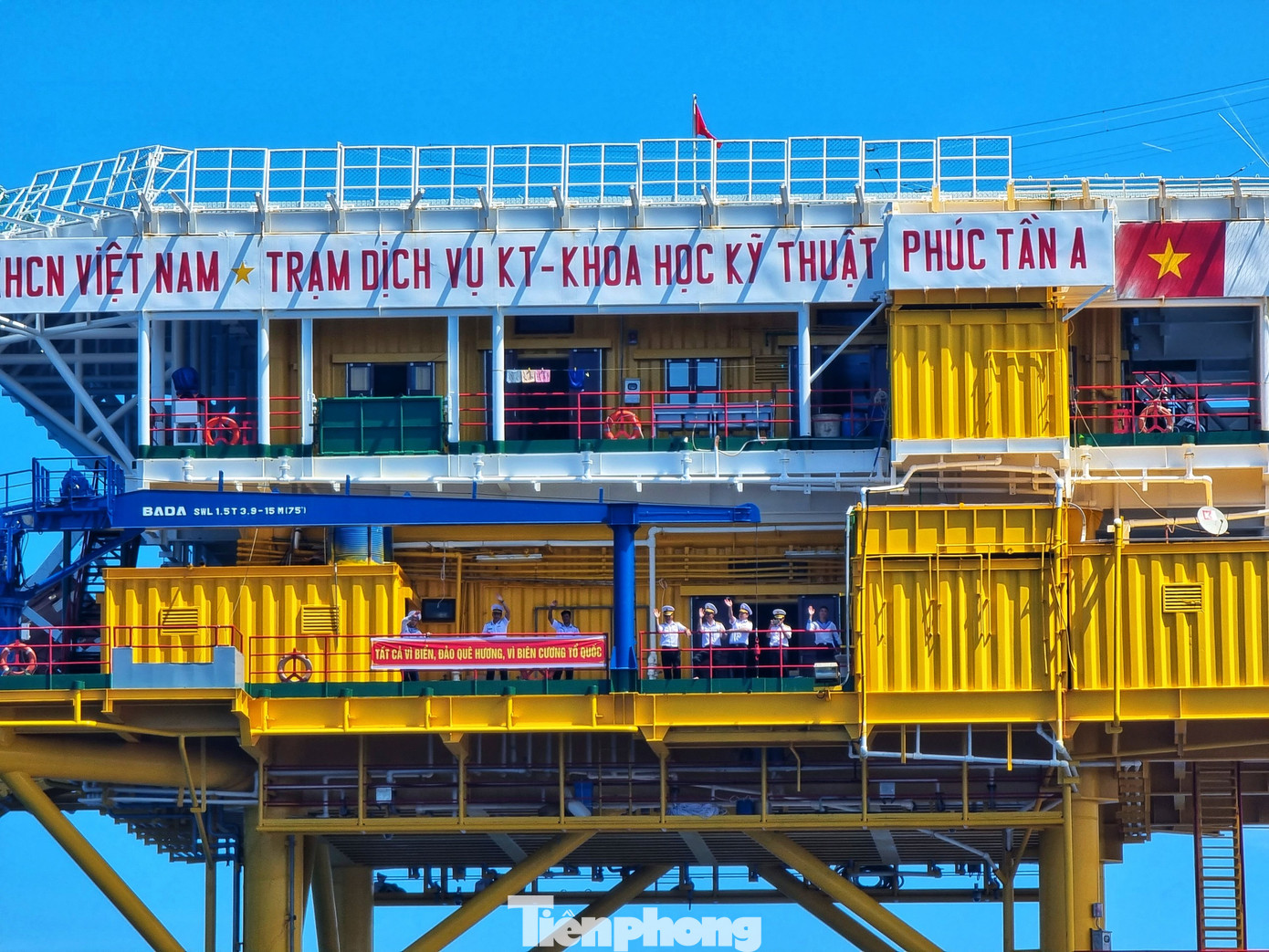 Các chiến sĩ trên nhà giàn DK Phúc Tần vẫy tay chào đoàn đại biểu khi tàu trở về đất liền. Các chiến sĩ trên nhà giàn DK Phúc Tần vẫy tay chào đoàn đại biểu khi tàu trở về đất liền.