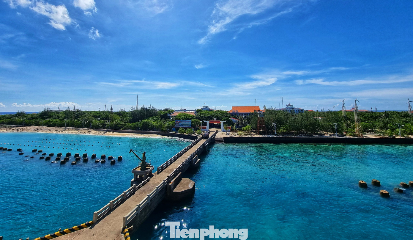 Đảo Trường Sa nhìn từ boong tàu Đảo Trường Sa nhìn từ boong tàu