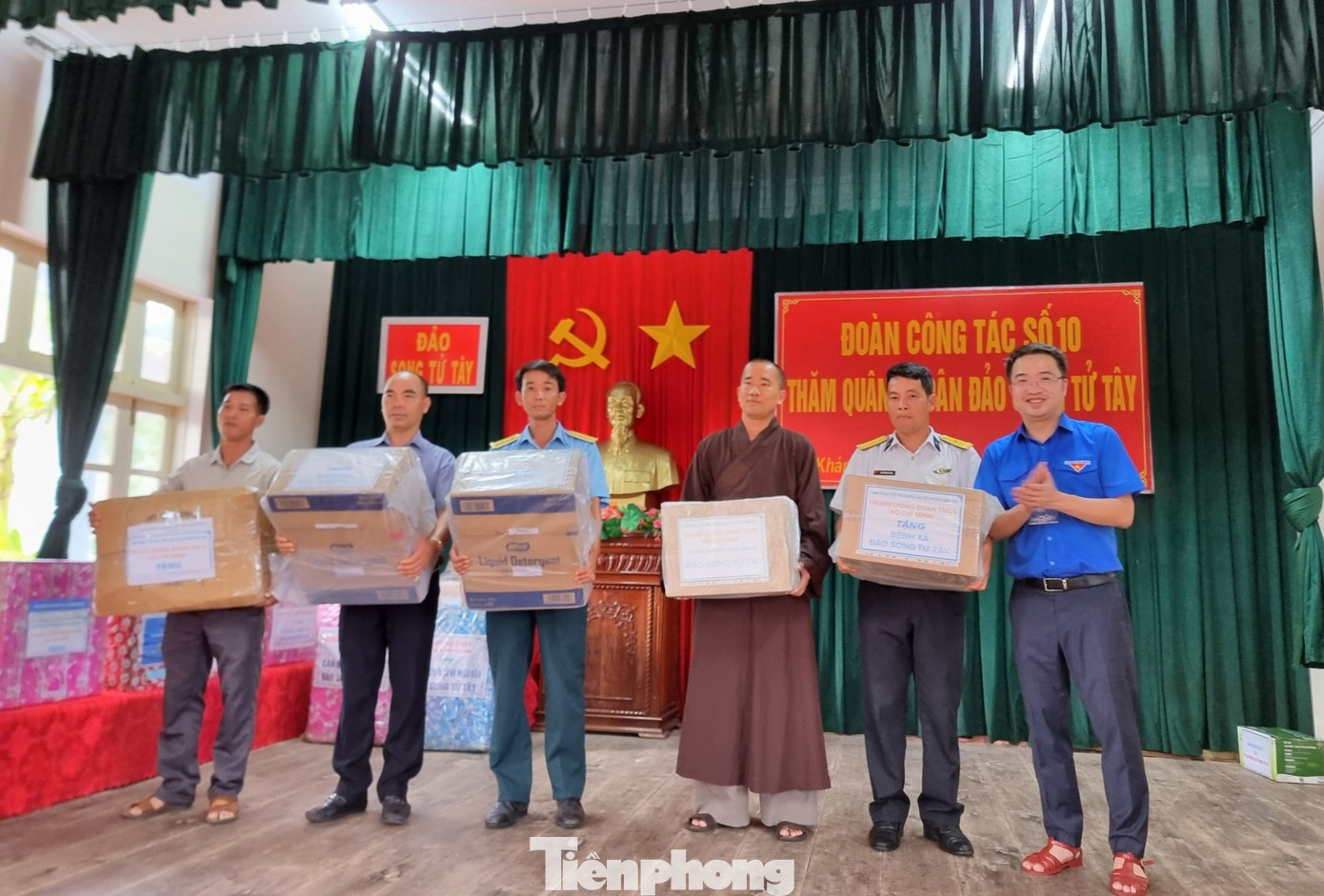 Bí thư T.Ư Đoàn Nguyễn Tường Lâm tặng quà cho chiến sĩ, người dân trên đảo. Bí thư T.Ư Đoàn Nguyễn Tường Lâm tặng quà cho chiến sĩ, người dân trên đảo.