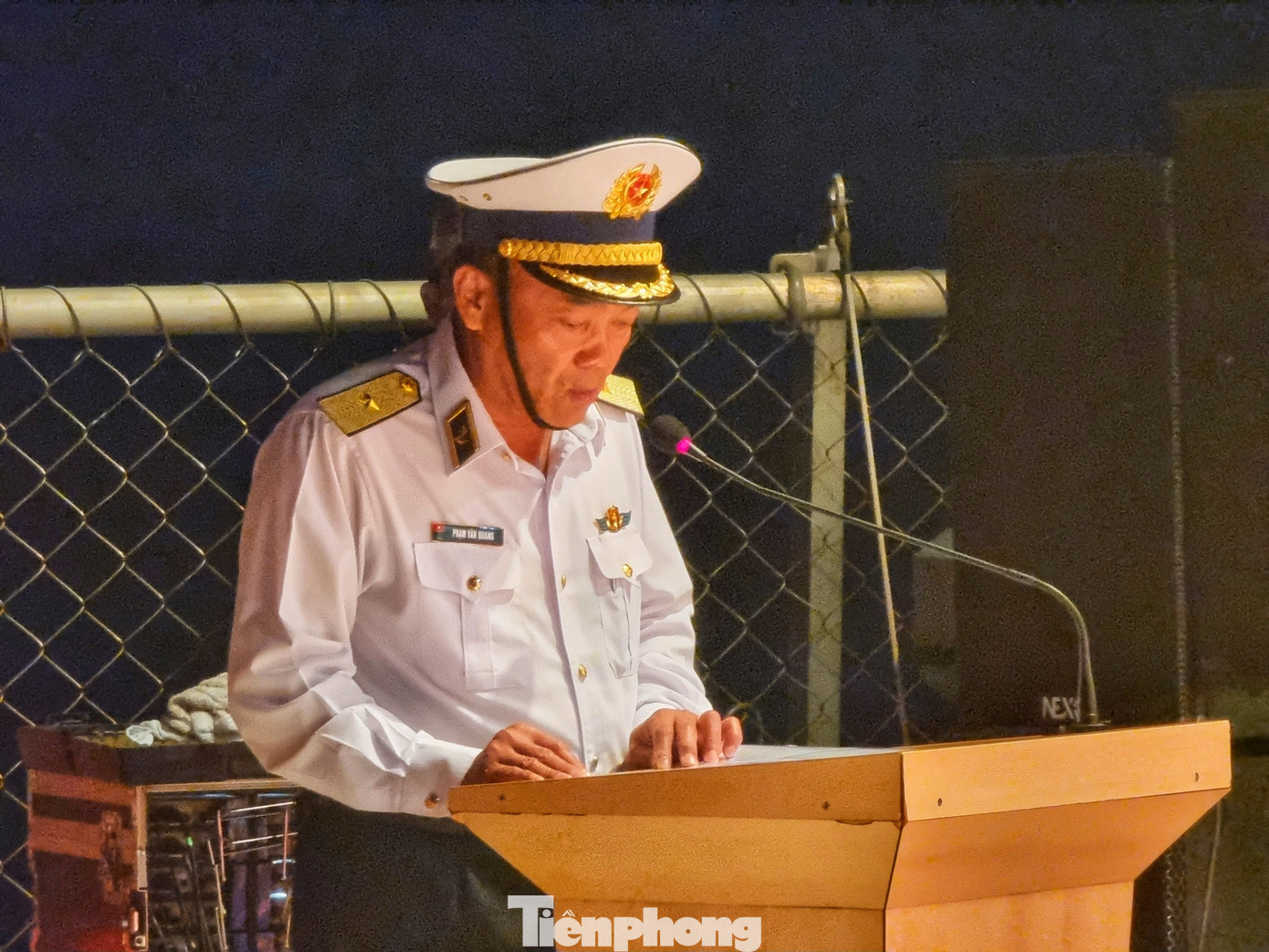 Chuẩn đô đốc Phạm Văn Quang - Phó Chủ nhiệm Chính trị, Quân chủng Hải quân đọc lời tưởng niệm. Chuẩn đô đốc Phạm Văn Quang - Phó Chủ nhiệm Chính trị, Quân chủng Hải quân đọc lời tưởng niệm.