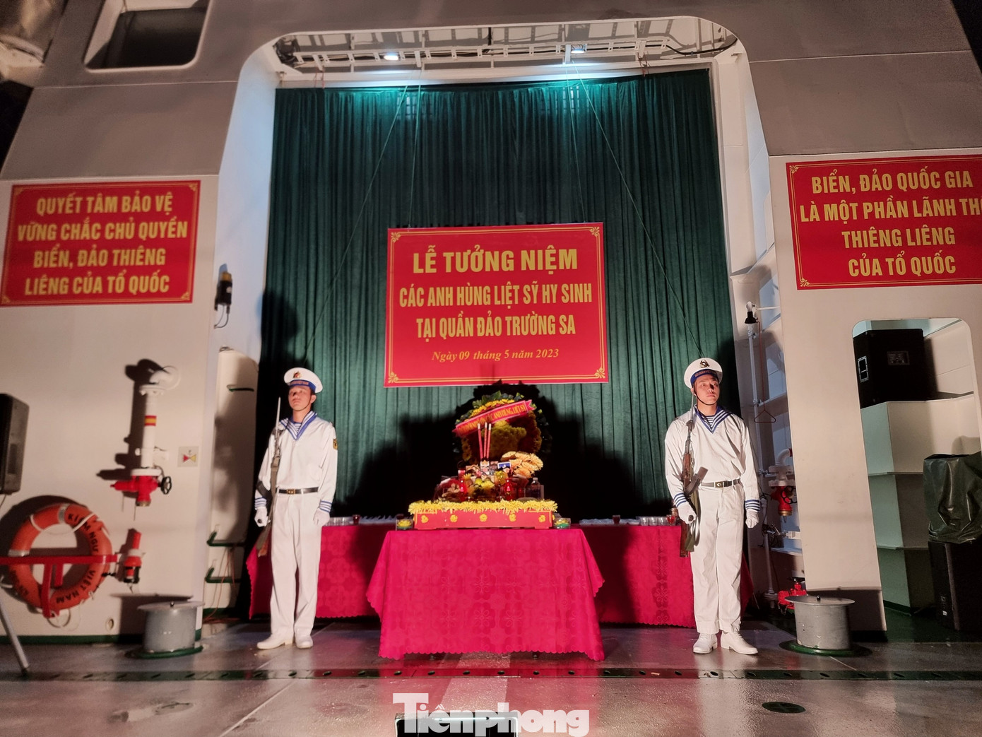 Lễ tưởng niệm các anh hùng liệt sĩ hy sinh tại quần đảo Trường Sa Lễ tưởng niệm các anh hùng liệt sĩ hy sinh tại quần đảo Trường Sa