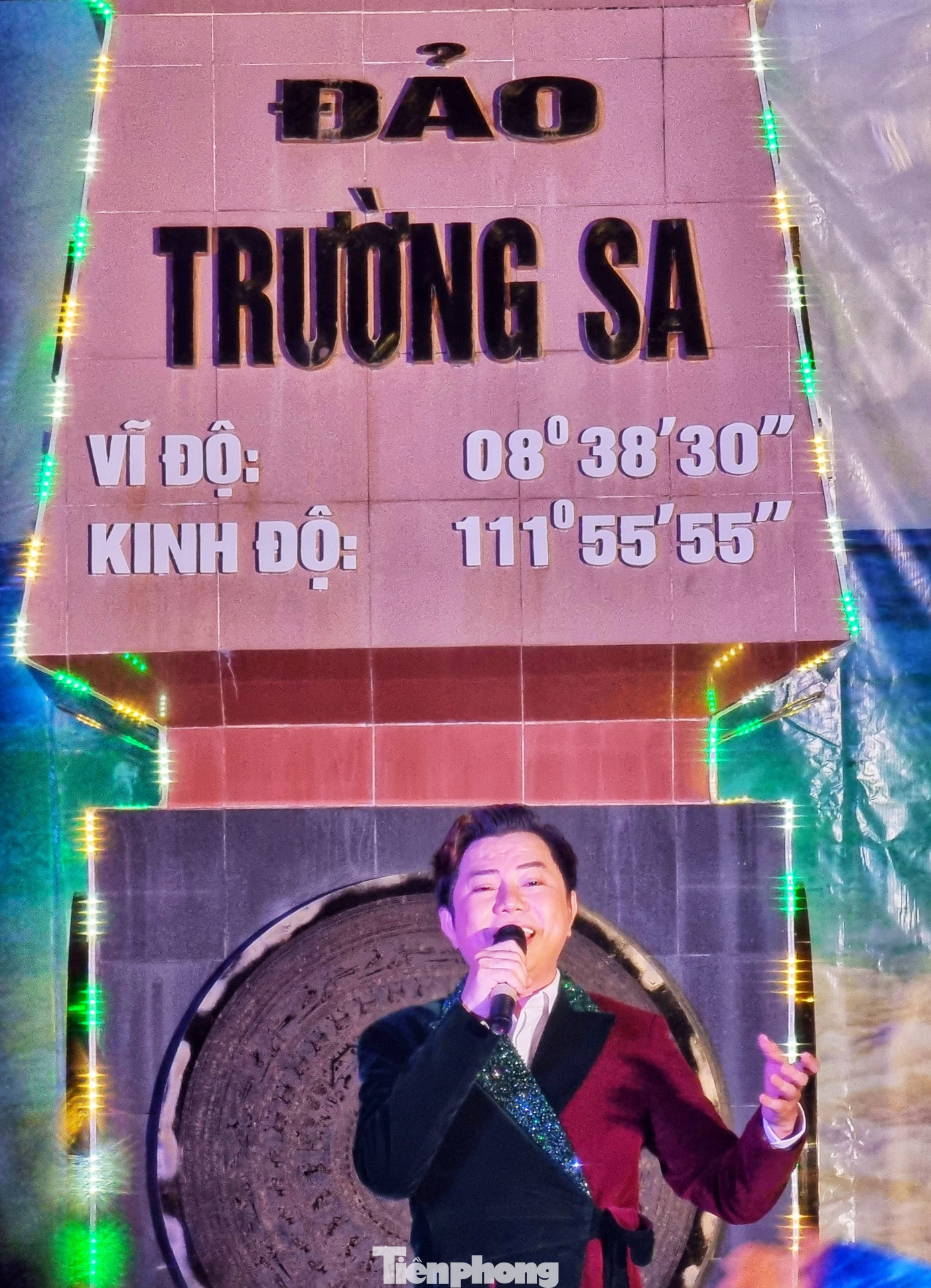 Ca sĩ Quốc Đại trong đêm giao lưu văn nghệ tại đảo Trường Sa Ca sĩ Quốc Đại trong đêm giao lưu văn nghệ tại đảo Trường Sa