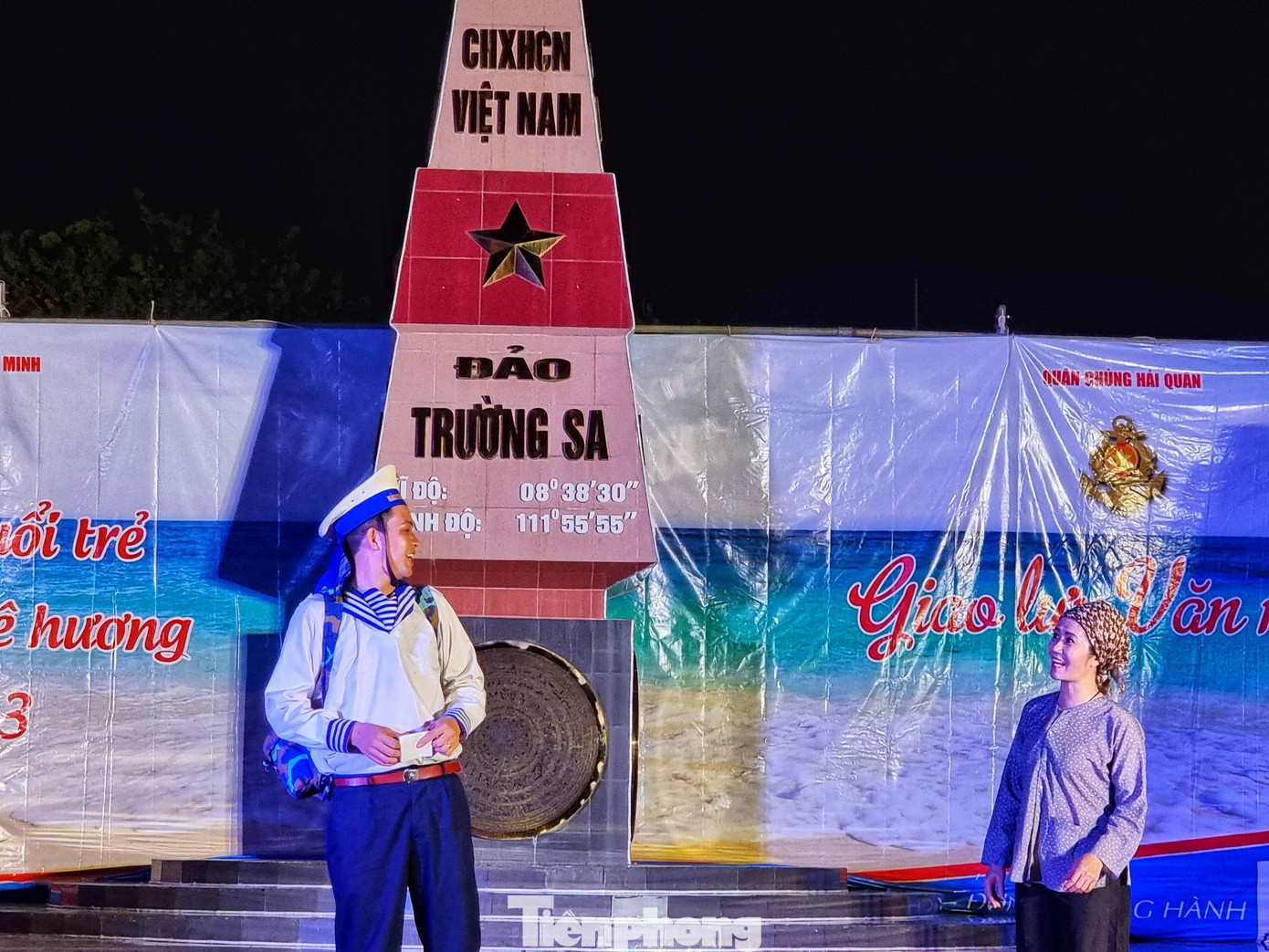 Diễn viên Ngô Thế Nguyên và NSƯT Nguyệt Hằng trong trong tiết mục "Chuyện tình lính biển". Diễn viên Ngô Thế Nguyên và NSƯT Nguyệt Hằng trong trong tiết mục "Chuyện tình lính biển".