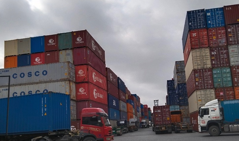 Tình trạng chậm duyệt lệnh, mất nhiều thời gian tại khẩu để cấp, trả vỏ container đang gây ùn tắc tại cụm cảng Đình Vũ, Hải Phòng.