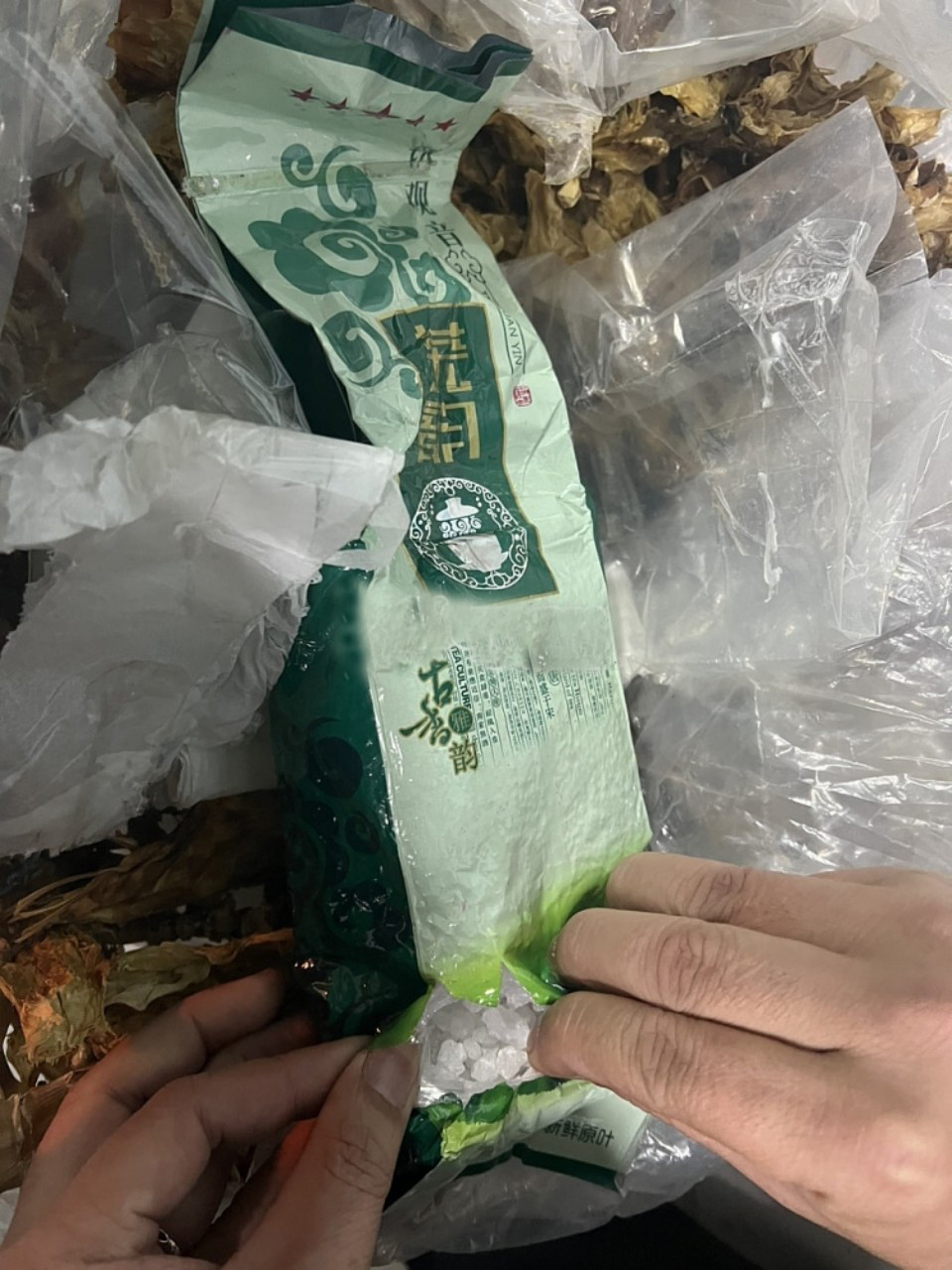 Ma túy được các đối tượng giấu kỹ, ngụy trang dưới các túi hàng (Ảnh T.T). Ma túy được các đối tượng giấu kỹ, ngụy trang dưới các túi hàng (Ảnh T.T).