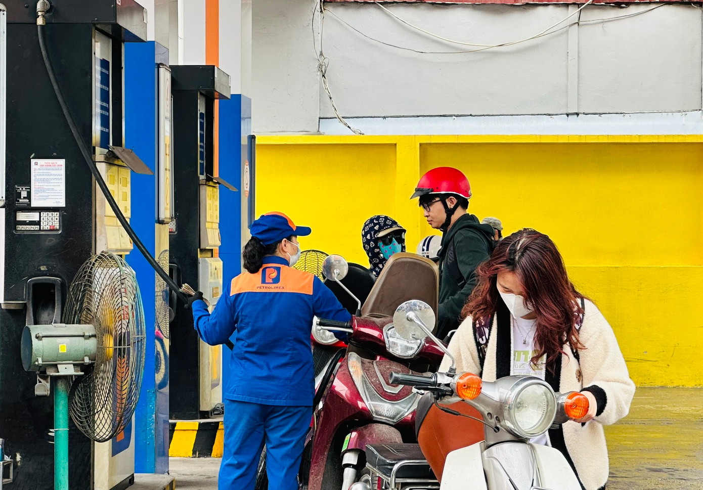 Giá xăng giữ nguyên.