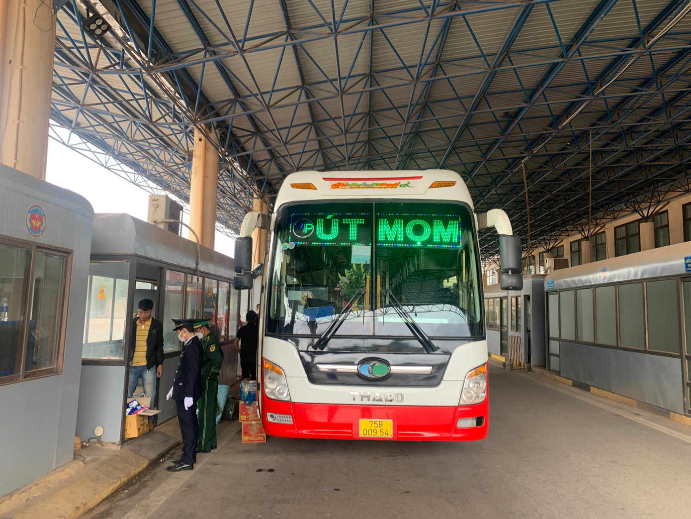 Hàng loạt xe khách vận chuyển ma tuý trái phép từ Lào về Việt Nam bị cơ quan chức năng phát hiện, bắt giữ Hàng loạt xe khách vận chuyển ma tuý trái phép từ Lào về Việt Nam bị cơ quan chức năng phát hiện, bắt giữ