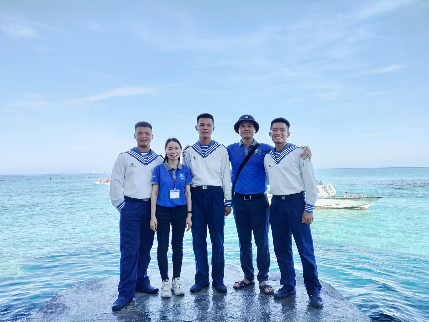 Anh Hoàng Văn Quân (áo xanh) cùng các chiến sĩ Anh Hoàng Văn Quân (áo xanh) cùng các chiến sĩ