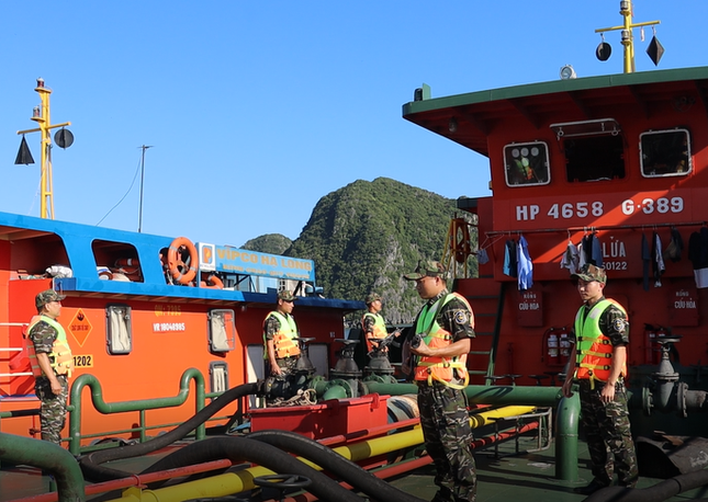 Mới đây Hải đội 1 (Cục Điều tra chống buôn lậu, Tổng cục Hải quan) phát hiện bắt giữ tàu HP4658 có hành vi sang mạn xăng dầu trái phép tại khu vực biển, cảng biển Hải Phòng.