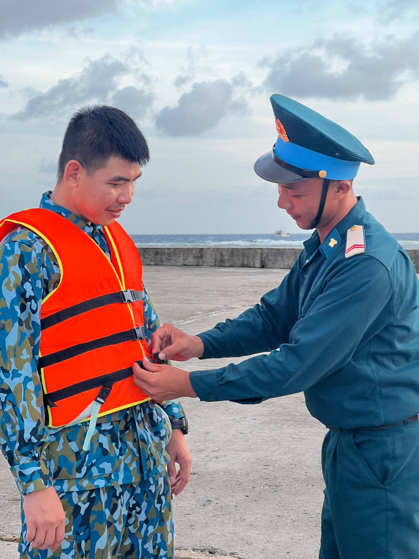 Các chiến sĩ tiếp đón ân cần, chu đáo đại biểu đoàn công tác. Ảnh: Hồng Rosa. Các chiến sĩ tiếp đón ân cần, chu đáo đại biểu đoàn công tác. Ảnh: Hồng Rosa.