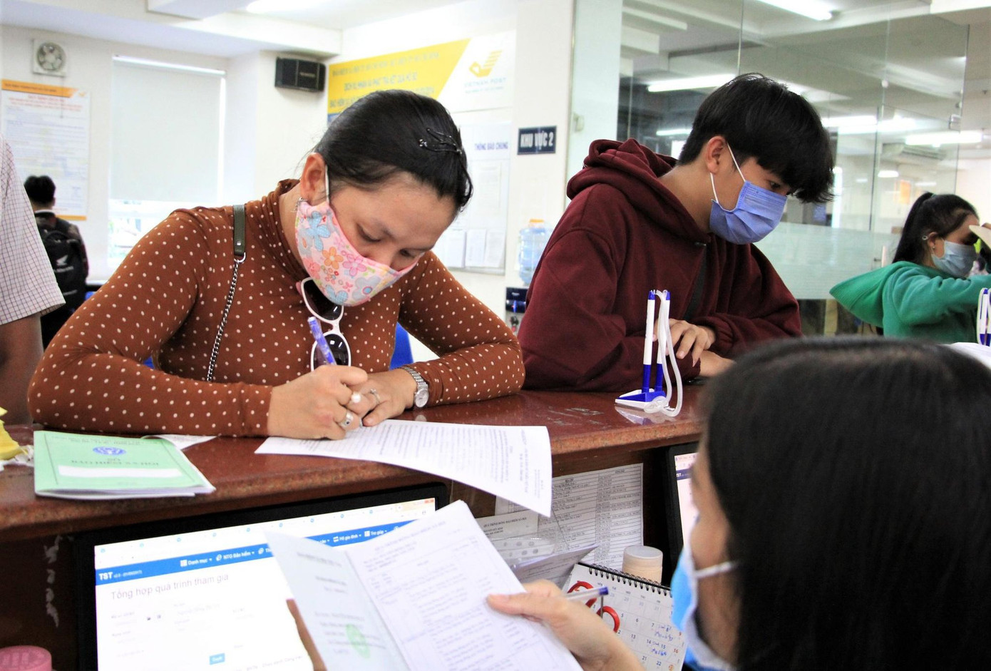 Hiện quy định chi trả BHXH một lần sau 1 năm nghỉ việc không có tác dụng ngăn tình trạng nhận BHXH một lần. Hiện quy định chi trả BHXH một lần sau 1 năm nghỉ việc không có tác dụng ngăn tình trạng nhận BHXH một lần.