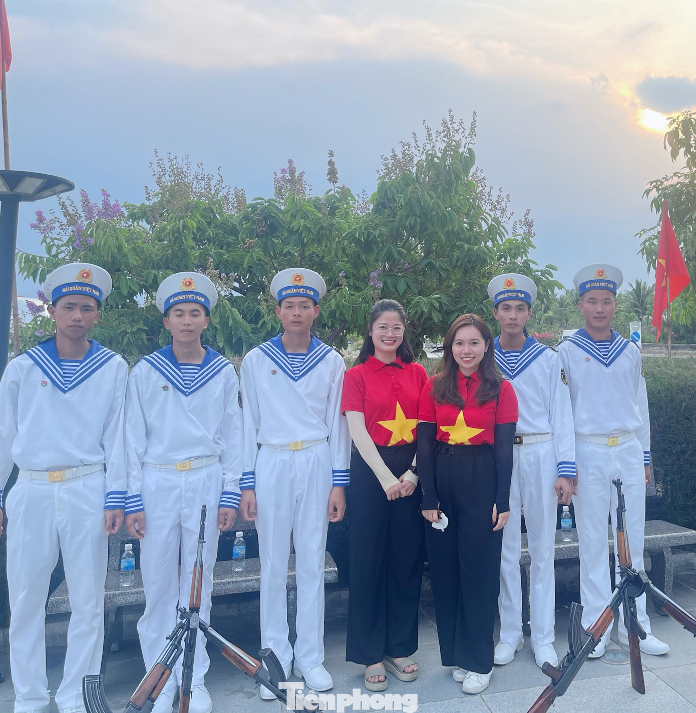 Lần đầu tiên có dịp đến thăm Khu tưởng niệm Chiến sĩ Gạc Ma, Nguyễn Trà My (25 tuổi) Ban Kiểm tra T.Ư Đoàn (áo đỏ, bên phải), chia sẻ, bản thân cảm thấy vô cùng xúc động, rất biết ơn trước những hy sinh của những chiến sỹ bảo vệ biển đảo tổ quốc. &quot;Thật tự hào khi được là 1 thành viên tham gia đoàn đại biểu Hành trình tuổi trẻ vì biển đảo quê hương năm 2023, được đi đến những địa điểm lịch sử, chứng kiến những câu chuyện bi tráng của các anh hùng, liệt sỹ&quot;, Trà My nói.