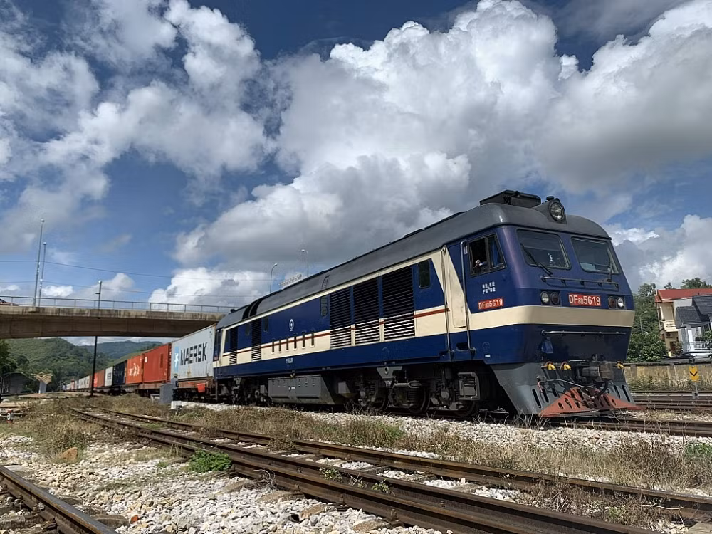 Thời gian vận chuyển bằng đường sắt nhanh hơn so với đường bộ, tránh được tình trạng ùn tắc.