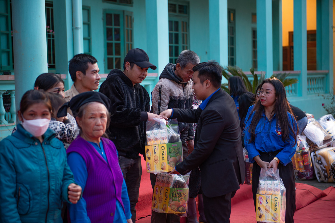Thông qua chương trình, Ban tổ chức muốn gửi tới các gia đình chính sách và các em nhỏ có hoàn cảnh khó khăn những phần quà cùng những chiếc bánh chưng và lời thăm hỏi, động viên nhân dịp chào đón năm mới. Thông qua chương trình, Ban tổ chức muốn gửi tới các gia đình chính sách và các em nhỏ có hoàn cảnh khó khăn những phần quà cùng những chiếc bánh chưng và lời thăm hỏi, động viên nhân dịp chào đón năm mới.