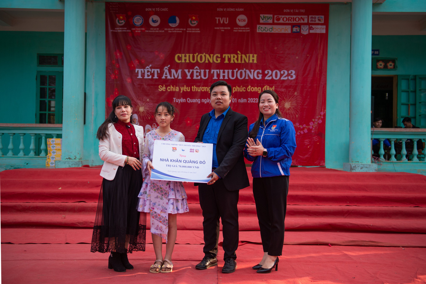 Ban tổ chức đã thăm hỏi và trao tặng tổng cộng gần 500 suất quà, 2 nhà khăn quàng đỏ, 30 chiếc xe đạp cùng các đồ dùng học tập có tổng giá trị gần 1 tỷ đồng. Ban tổ chức đã thăm hỏi và trao tặng tổng cộng gần 500 suất quà, 2 nhà khăn quàng đỏ, 30 chiếc xe đạp cùng các đồ dùng học tập có tổng giá trị gần 1 tỷ đồng.