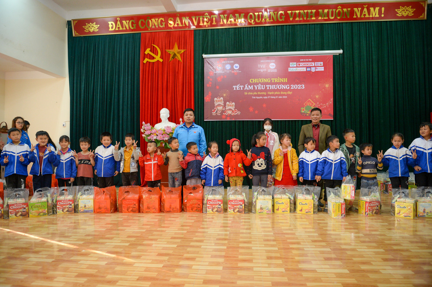 Chương trình diễn ra trong niềm vui hân hoan, hạnh phúc của các em học sinh, bà con nhân dân và cả những người làm chương trình. Những phần quà, những lời chúc là những tình cảm của các bạn trẻ, các mạnh thường quân, công ty, tổ chức gửi gắm, sẻ chia tới đồng bào vùng cao của Tổ quốc. Chương trình diễn ra trong niềm vui hân hoan, hạnh phúc của các em học sinh, bà con nhân dân và cả những người làm chương trình. Những phần quà, những lời chúc là những tình cảm của các bạn trẻ, các mạnh thường quân, công ty, tổ chức gửi gắm, sẻ chia tới đồng bào vùng cao của Tổ quốc.