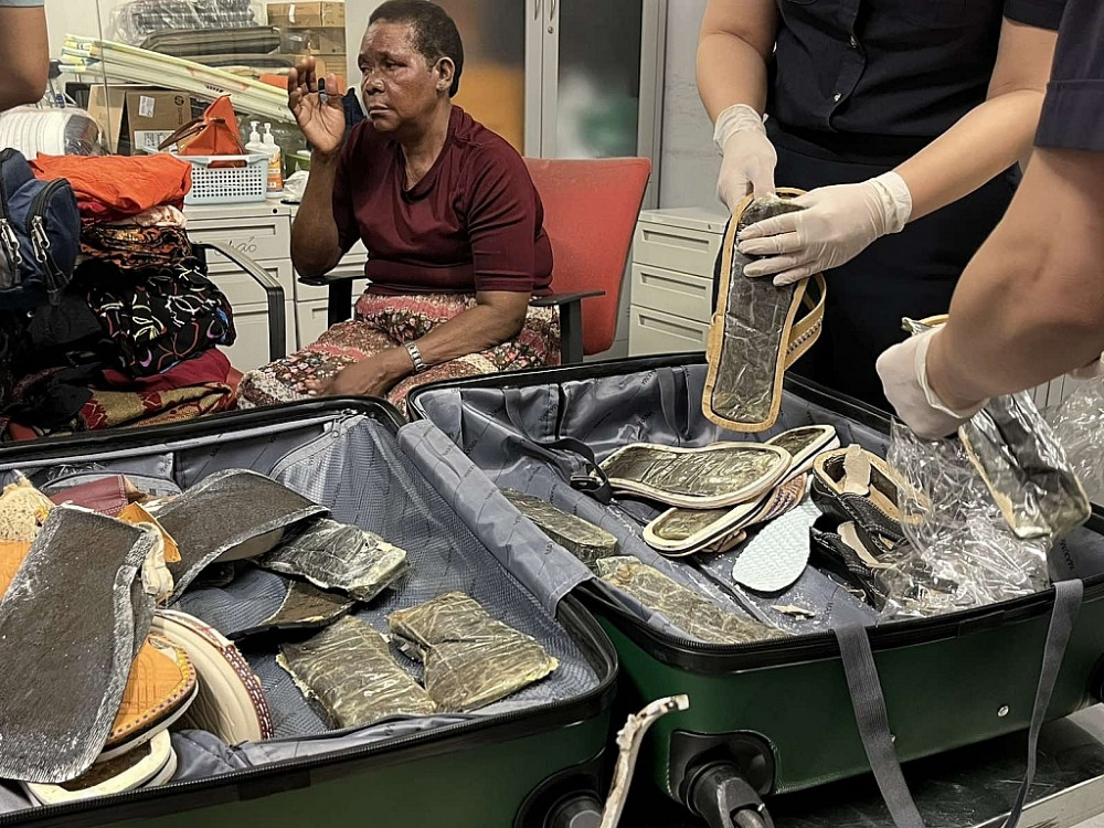 Hải quan vừa phát hiện 4,2 kg cocain được cất giấu dưới đế dép vận chuyển từ Dubai về Việt Nam