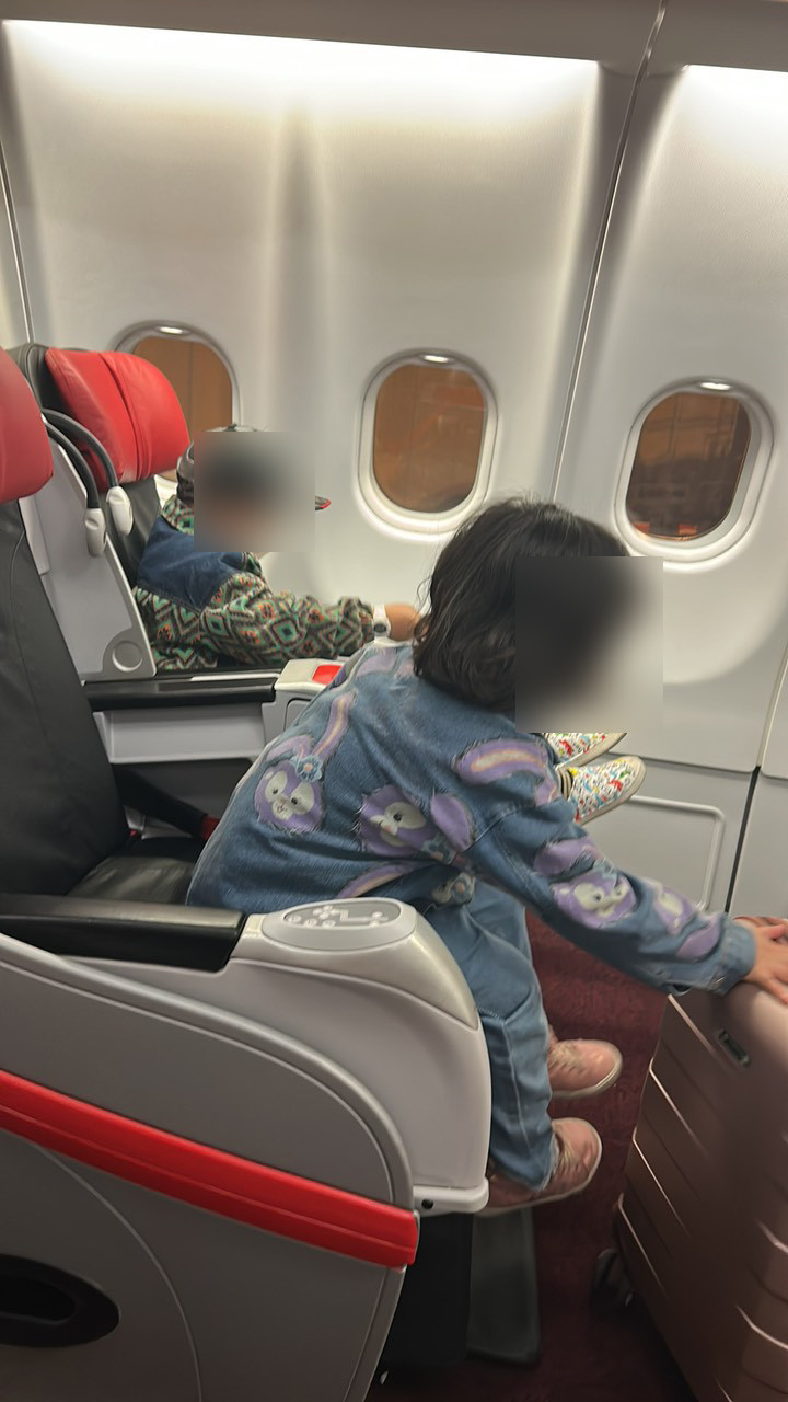 3 mẹ con chị T. phải di chuyển liên tục từ hàng cuối lên chờ tạm tại hàng ghế Skyboss do yêu cầu phải kiểm tra lại hành lý sau khi lên máy bay.