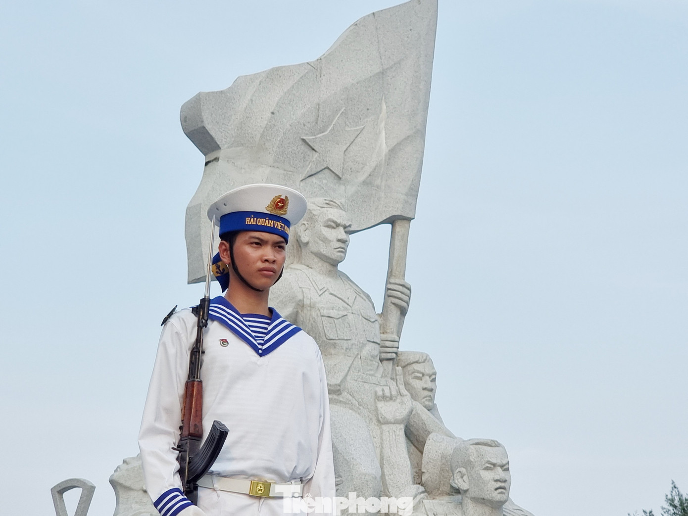 Các chiến sĩ hải quân tại Khu tưởng niệm chiến sỹ Gạc Ma