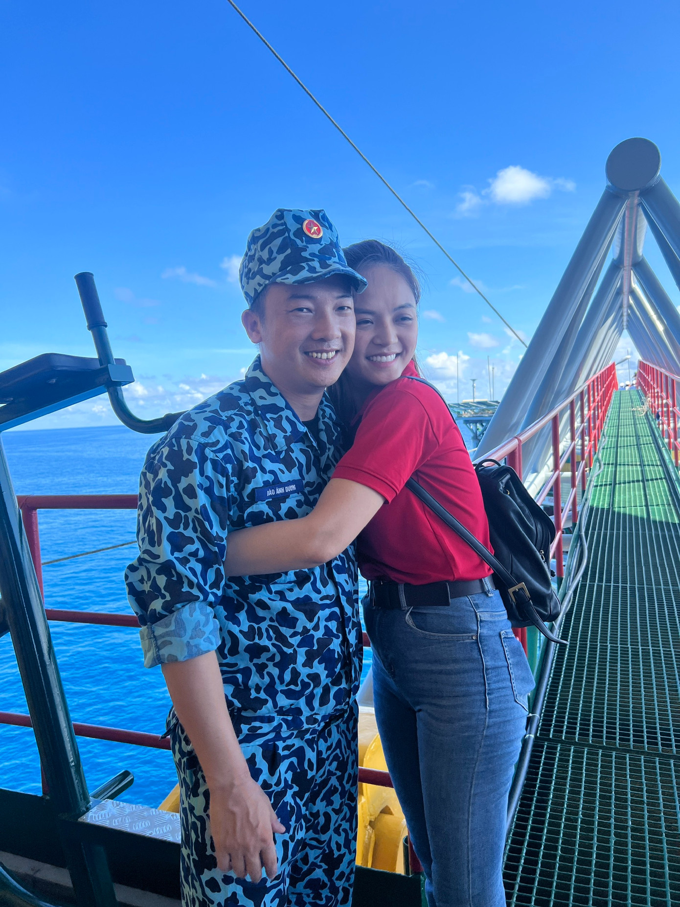 Các đại biểu lưu luyến khi chia tay chiến sĩ. Các đại biểu lưu luyến khi chia tay chiến sĩ.