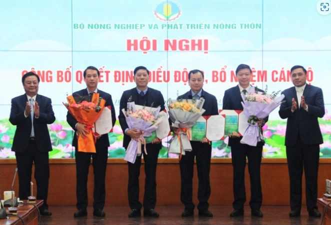 Bộ NN-PTNT công bố quyết định điều động, bổ nhiệm các chức danh Cục trưởng, Phó Cục trưởng, Vụ trưởng, Phó Vụ trưởng, Giám đốc Trung tâm, Phó Giám đốc Trung tâm các đơn vị trực thuộc Bộ. Ảnh: Trung Quân.