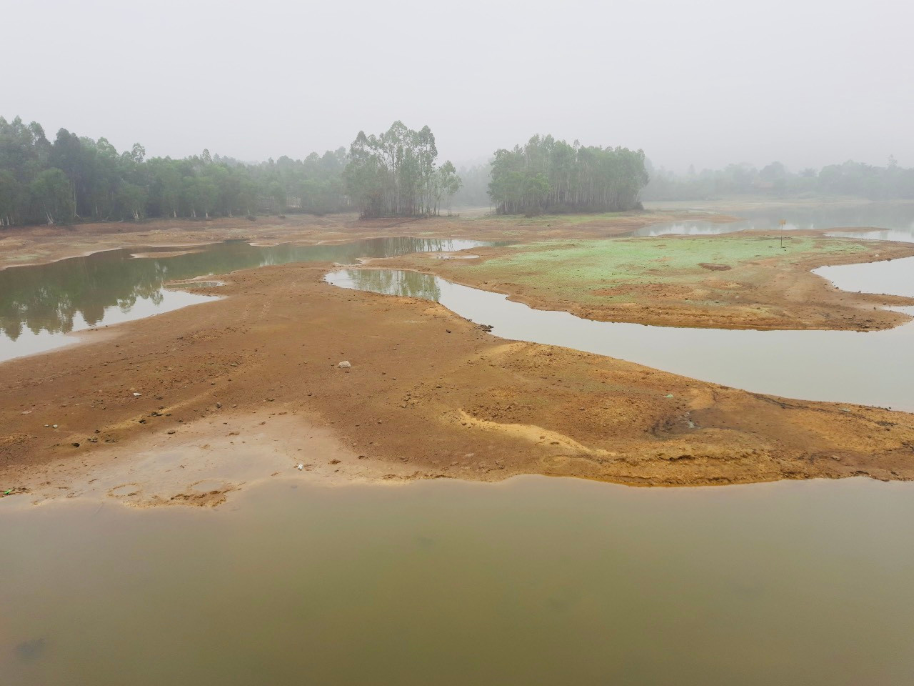 Hồ Thanh Cao, xã Ngọc Thanh, thành phố Phúc Yên, Vĩnh Phúc cạn nước, có khu vực trơ đáy. Hồ Thanh Cao, xã Ngọc Thanh, thành phố Phúc Yên, Vĩnh Phúc cạn nước, có khu vực trơ đáy.