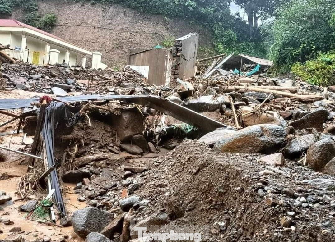 Sạt lở tại xã Hồ Bốn khiến đất đá tràn lấp nhiều địa điểm gây khó khăn đi lại. Ảnh: Hân Nguyễn - Văn Đức