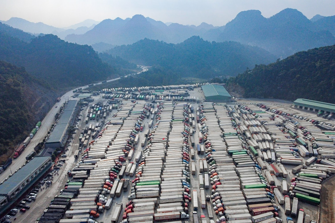 Tình trạng ùn tắc tái diễn khi nhiều loại trái cây bước vào vụ thu hoạch. Tình trạng ùn tắc tái diễn khi nhiều loại trái cây bước vào vụ thu hoạch.