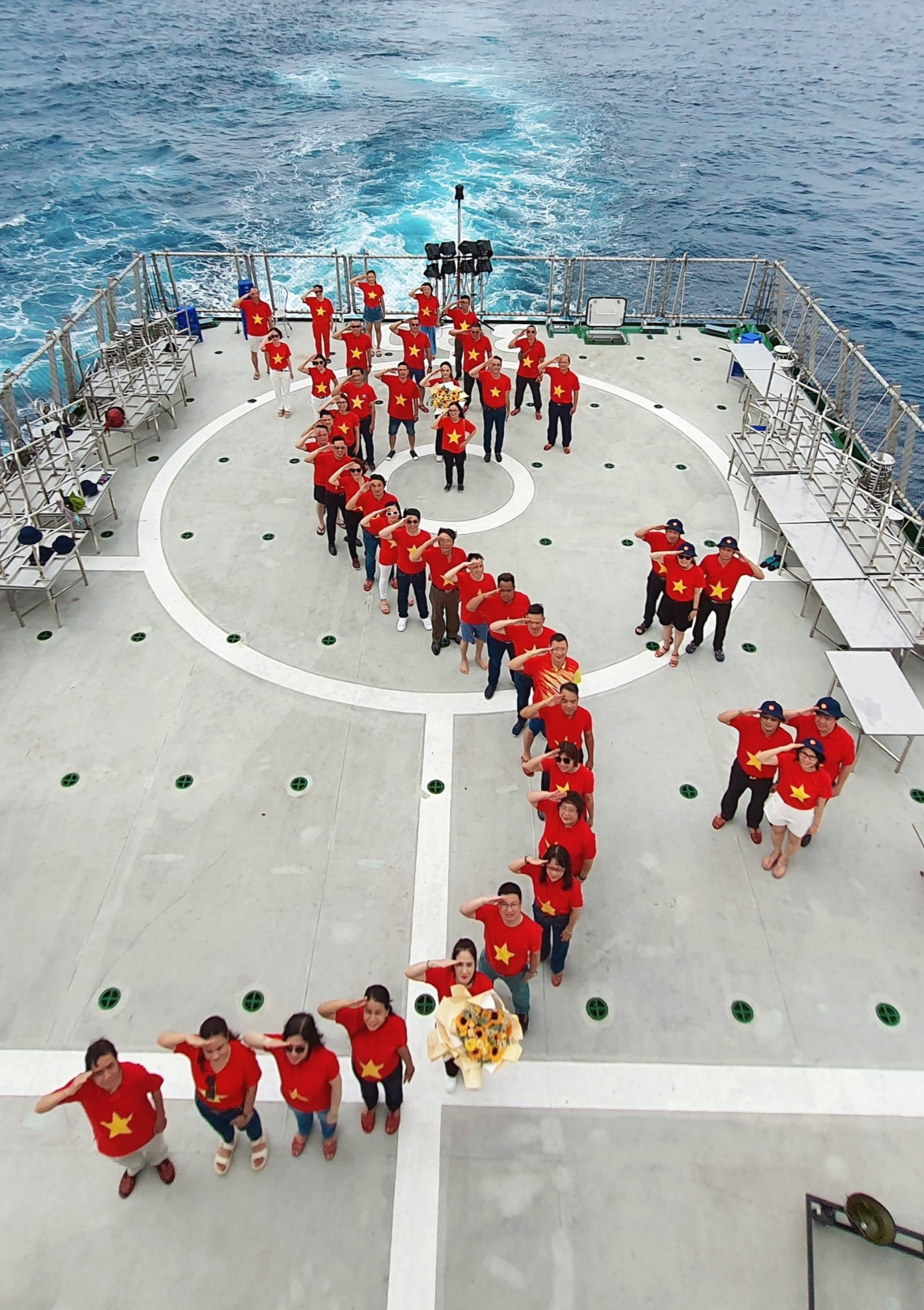 Đại biểu đoàn công tác số 10 xếp hình bản đồ Việt Nam. Đại biểu đoàn công tác số 10 xếp hình bản đồ Việt Nam.